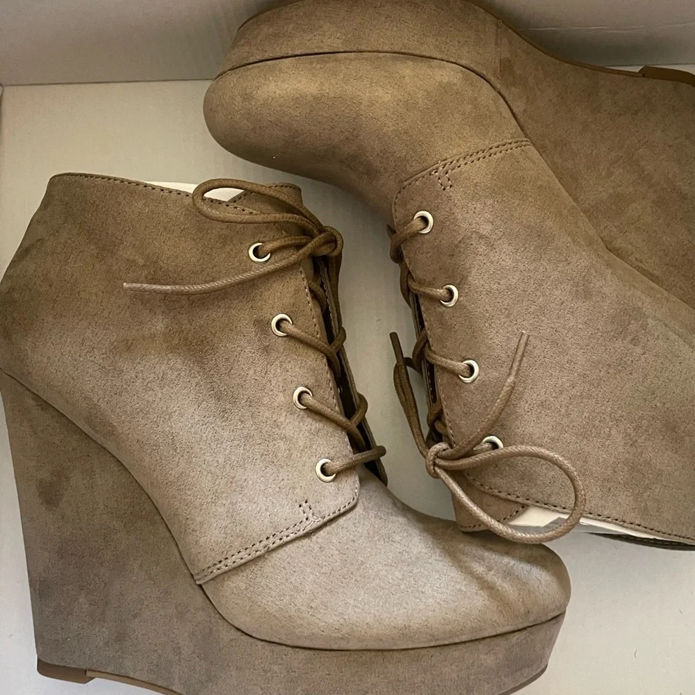 GBG Los Angeles Taupe Oxford Wedge Booties – Size 5M, 1” Platform, NIB - Picture 2 of 8